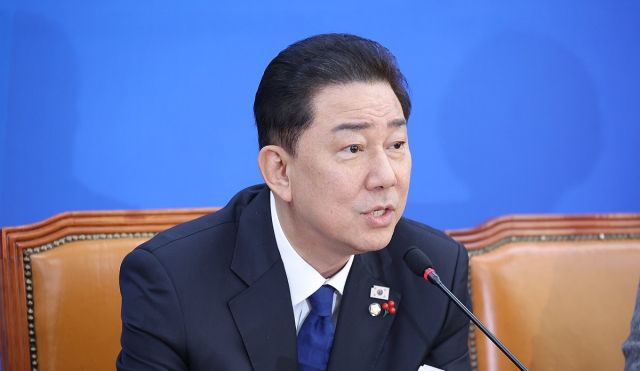 더불어민주당 김병기 원내대표가 9일 국회에서 열린 원내대책회의에서 발언하고 있다. 연합뉴스