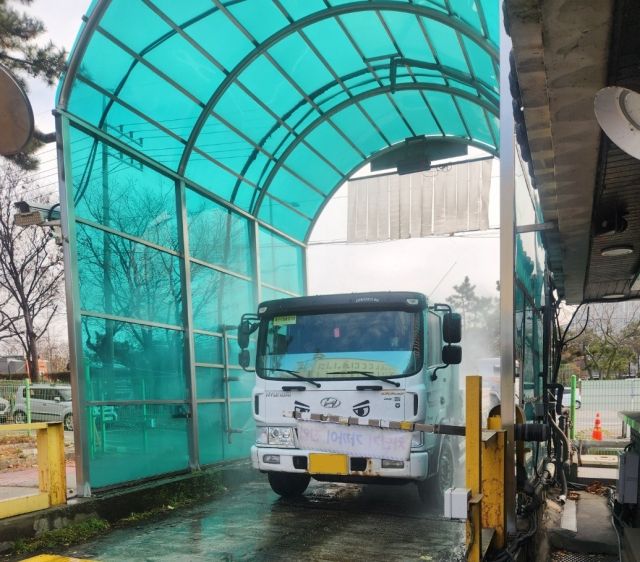 사료 운반 차량 방역. 경기도 제공.