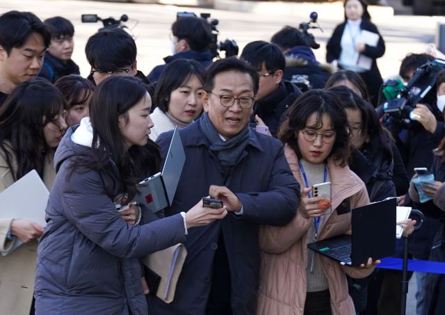 윤석열 대통령 측 변호인단 석동현 변호사가 지난달 23일 서울 종로구 헌법재판소에서 열린 윤석열 대통령 탄핵심판 4차 변론기일에 참석하며 취재진 질문에 답하고 있다. 연합뉴스
