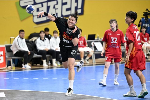 1일 광주 빛고을체육관서 벌어진 ‘신한 SOL페이 2024-2025 핸드볼 H리그’ 여자부 2라운드 인천시청전에서 SK슈글즈의 김의진이 슈팅을 시도하고 있다. 한국핸드볼연맹 제공