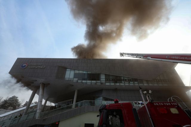 1일 오전 서울 용산구 국립한글박물관에서 화재가 발생해 소방관들이 진화 작업을 펼치고 있다. 연합뉴스