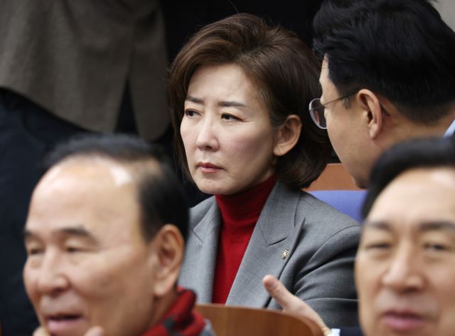 국민의힘 나경원 의원이 16일 국회에서 열린 비상의원총회에 참석해 자리하고 있다. 연합뉴스