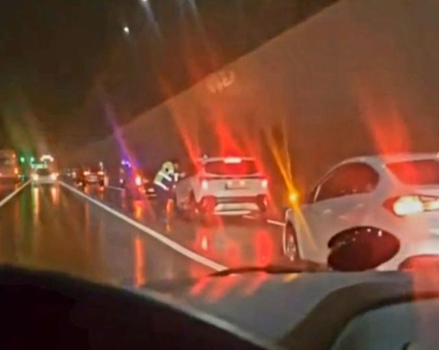 수암터널 사고로 타이어가 파손된 차량들. 연합뉴스