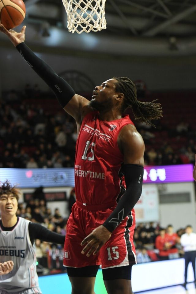 1일 안양 정관장 아레나서 열린 ‘2024-2025 KCC 프로농구’ 울산 현대모비스와 홈 경기에서 정관장의 디온테 버튼이 슛을 시도하고 있다.KBL 제공