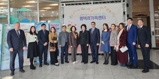 지난 7일 평택시가족센터에서 평택시와 우즈베키스탄 여성가족위원회 관계자들이 모여 간담회를 열었다. 평택시 제공