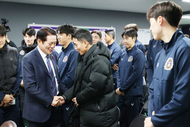 최대호 안양시장이 지난달 3일 FC안양 전지훈련 출발에 앞서 선수들을 격려하고 있다. 안양시 제공.