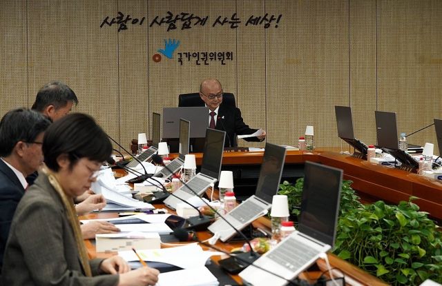 안창호 국가인권위원회 위원장이 10일 서울 중구 국가인권위에서 열린 제2차 전원위원회에서 자료를 정리하고 있다. 연합뉴스