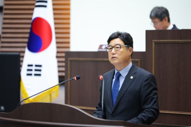 경기 광주시의회 박상영 의원이 10일 열린 광주시의회 2차 본회의에서 하천 준설사업의 문제점을 지적하고 도로사업 추진에 있어 우선순위에 대한 면밀한 검토를 요구했다. 광주시의회 제공