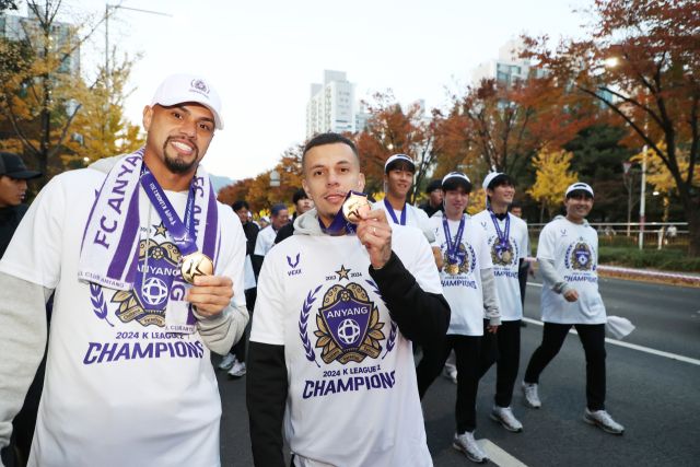 지난해 11월 9일 최대호 안양시장과 FC안양 선수단 서포터즈 시민 등이 함께 승격 퍼레이드 행진에 나섰다. FC안양 제공.