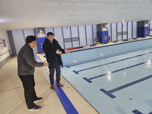 이용창 위원장이 인천 서구 인천반다비체육센터를 방문해 시설을 점검하고 있다. 인천시의회제공