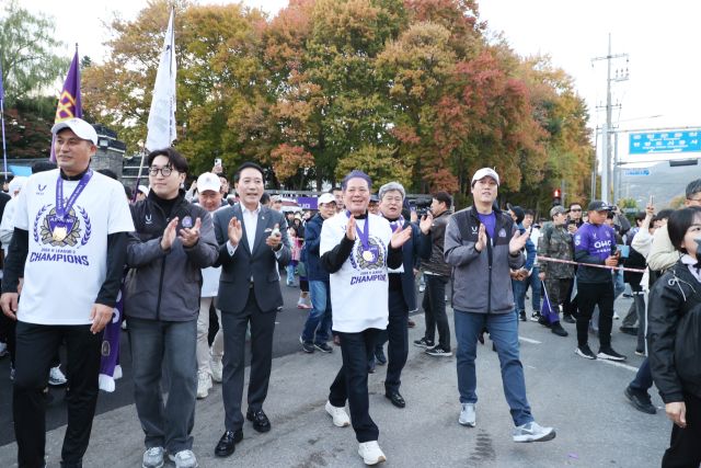지난해 11월 9일 최대호 안양시장과 FC안양 선수단 서포터즈 시민 등이 함께 승격 퍼레이드 행진에 나섰다. FC안양 제공.