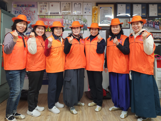 심해량 인천 부평구 청천2동 두레마을 자원봉사단 대표(가운데)와 단원들이 본보와 인터뷰를 마친 뒤 활짝 웃고 있다. 황남건기자