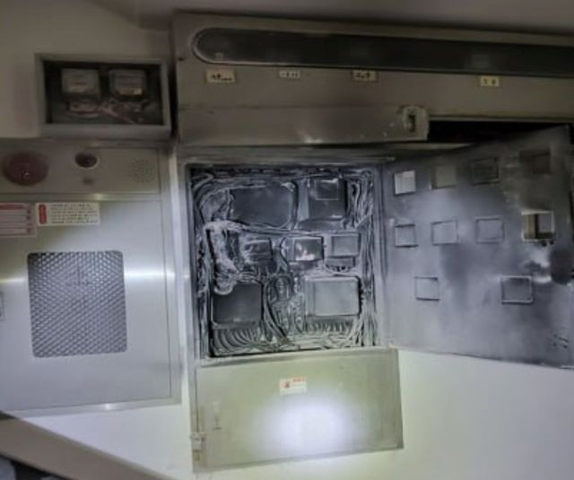 10일 오후 용인 수지구 풍덕천동의 한 빌딩 분전반에서 화재가 발생해 소방당국이 진화작업을 벌였다. 사진은 건물 내부 현장. 경기도소방재난본부 제공