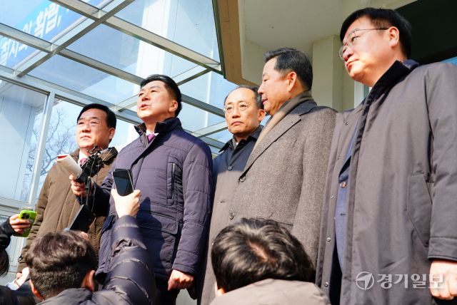 국민의힘 김기현·추경호·이철규·정점식·박성민 의원이 10일 오전 의왕시 서울구치소에서 윤석열 대통령과의 접견를 마친 뒤 언론들과 브리핑을 하고 있다. 홍기웅기자