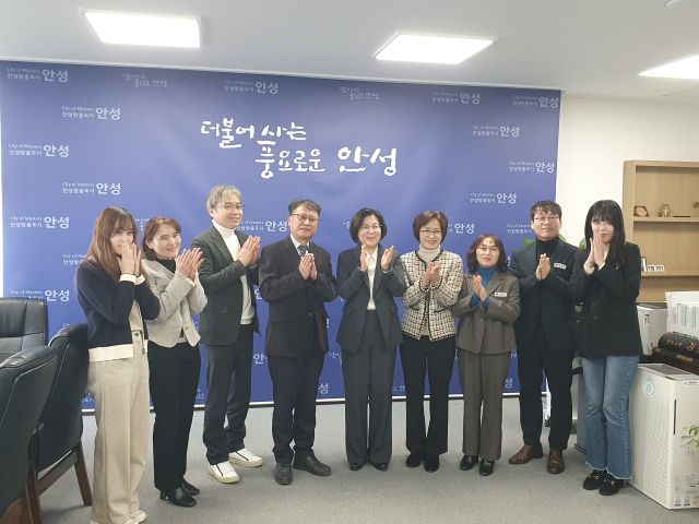 김보라 안성시장과 심상해 안성교육장이 10일 시장실에서 관계자들이 참석한 가운데 업무협약을 체결하고 기념 촬영을 했다.안성교육지원청 제공