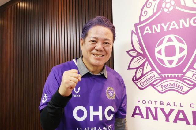 최대호 안양시장이 FC안양의 1부리그 승격을 기념해 FC안양의 상징인 보랏빛으로 머리를 물들이고 기념사진을 찍었다. 안양시 제공