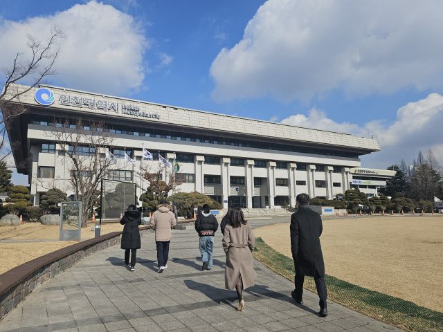 10일 점심시간이 끝나갈 무렵 인천시 공무원들이 삼삼오오 줄지어 시청으로 들어가고 있다. 박귀빈 기자