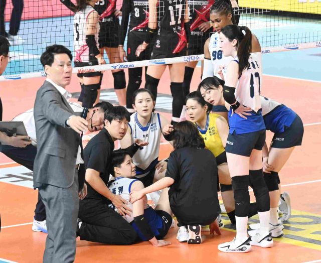 2위 사수에 비상이 걸린 수원 현대건설이 잇따른 부상 악재로 어려움을 겪고 있다. 사진은 지난 7일 대전 정관장전서 위파위가 부상으로 주저앉아 있는 모습.KOVO 제공