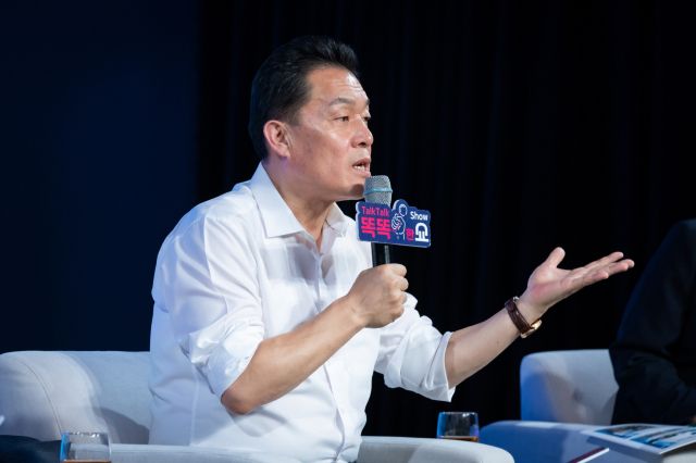 지난해 9월10일 개최된 2024 도시정책 시민계획단 원탁토론회에 참석한 이재준 수원시장이 인사말을 하고 있다. 수원시 제공