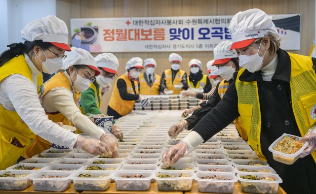 11일 오전 수원특례시 대한적십자사 경기도지사 이희경홀에서 봉사원들이 정월대보름을 앞두고 오곡밥과 나물을 포장하고 있다. 이날 준비된 오곡밥과 삼색나물은 독거노인, 아동·청소년 세대 등 수원시 취약계층 250여 세대에 전달됐다. 윤원규기자