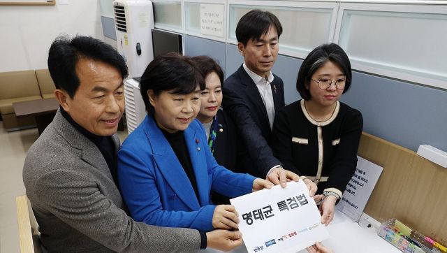 야6당 의원들이 11일 서울 여의도 국회 의안과에 명태균 특검법을 접수하고 있다.왼쪽부터 진보당 윤종오 원내대표, 명태균 게이트 진상조사단장을 맡은 더불어민주당 서영교 의원, 조국혁신당 정춘생 원내수석부대표, 사회민주당 한창민 대표, 기본소득당 용혜인 대표. 연합뉴스