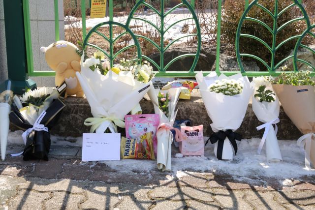 11일 1학년 여학생이 살해당한 대전 서구 한 초등학교에 시민들이 두고 간 편지와 꽃, 과자, 인형 등이 놓여있다. 연합뉴스