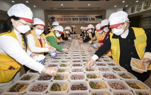 11일 오전 수원특례시 대한적십자사 경기도지사 이희경홀에서 봉사원들이 정월대보름을 앞두고 오곡밥과 나물을 포장하고 있다. 이날 준비된 오곡밥과 삼색나물은 독거노인, 아동·청소년 세대 등 수원시 취약계층 250여 세대에 전달됐다. 윤원규기자