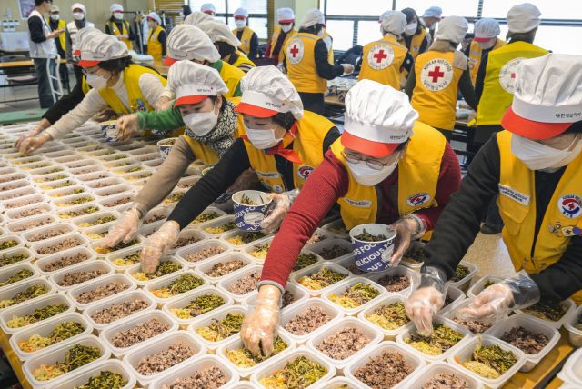 11일 오전 수원특례시 대한적십자사 경기도지사 이희경홀에서 봉사원들이 정월대보름을 앞두고 오곡밥과 나물을 포장하고 있다. 이날 준비된 오곡밥과 삼색나물은 독거노인, 아동·청소년 세대 등 수원시 취약계층 250여 세대에 전달됐다. 윤원규기자