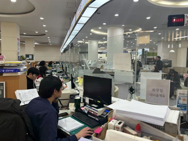 의정부시 공무원이 민원행정전화 시스템 개편에 따라 녹취 및 통화연결음으로 전화하고 있다. 의정부시 제공