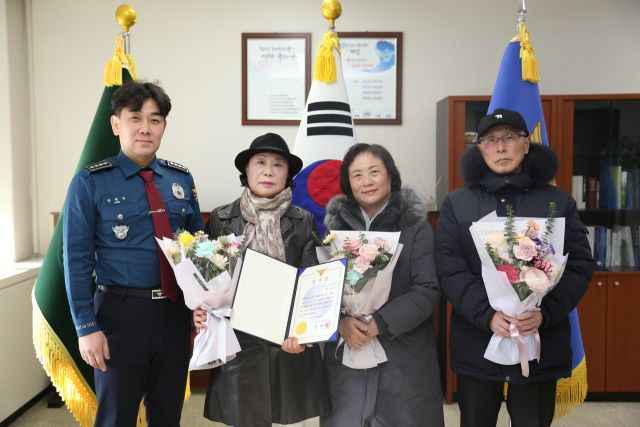 장현덕 안양동안경찰서장이 10일 ‘둘레길 순찰대’ 대원에게 감사장을 수여했다. 안양동안경찰서 제공.
