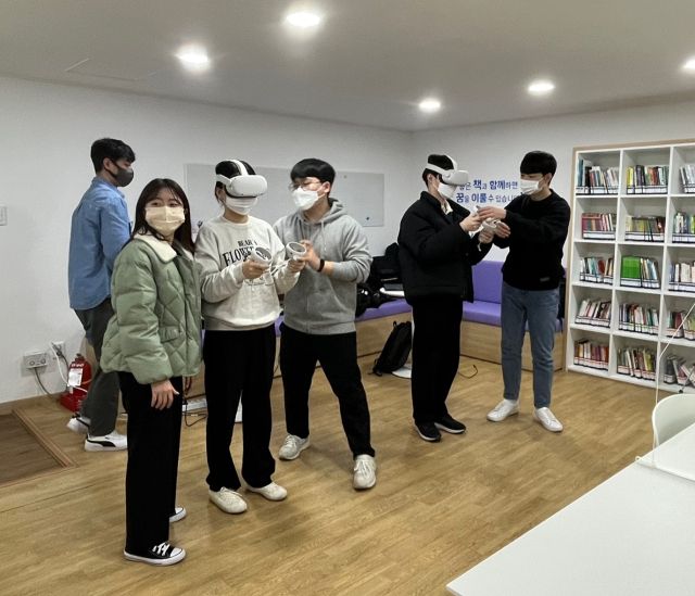 미추홀구학교밖청소년지원센터를 다니는 학교 밖 청소년들이 인천 미추홀구 아름인 도서관에서 각종 지원 프로그램을 참여하고 있다. 센터 제공