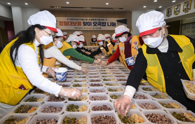 11일 오전 수원특례시 대한적십자사 경기도지사 이희경홀에서 봉사원들이 정월대보름을 앞두고 오곡밥과 나물을 포장하고 있다. 이날 준비된 오곡밥과 삼색나물은 독거노인, 아동·청소년 세대 등 수원시 취약계층 250여 세대에 전달됐다. 윤원규기자
