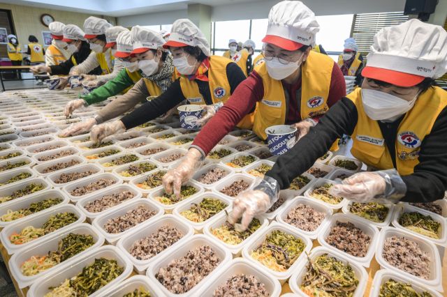 11일 오전 수원특례시 대한적십자사 경기도지사 이희경홀에서 봉사원들이 정월대보름을 앞두고 오곡밥과 나물을 포장하고 있다. 이날 준비된 오곡밥과 삼색나물은 독거노인, 아동·청소년 세대 등 수원시 취약계층 250여 세대에 전달됐다. 윤원규기자