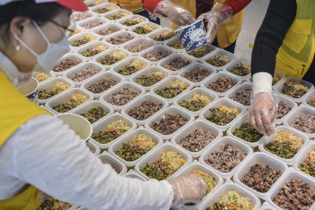 11일 오전 수원특례시 대한적십자사 경기도지사 이희경홀에서 봉사원들이 정월대보름을 앞두고 오곡밥과 나물을 포장하고 있다. 이날 준비된 오곡밥과 삼색나물은 독거노인, 아동·청소년 세대 등 수원시 취약계층 250여 세대에 전달됐다. 윤원규기자