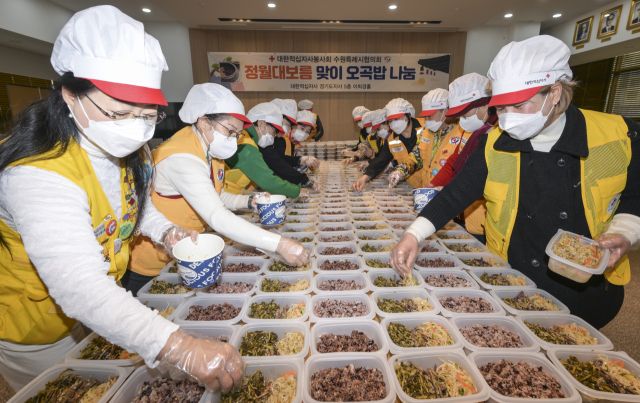 11일 오전 수원특례시 대한적십자사 경기도지사 이희경홀에서 봉사원들이 정월대보름을 앞두고 오곡밥과 나물을 포장하고 있다. 이날 준비된 오곡밥과 삼색나물은 독거노인, 아동·청소년 세대 등 수원시 취약계층 250여 세대에 전달됐다. 윤원규기자