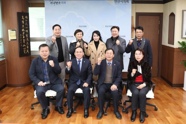 박태순 안산시의회 의장이 의장실에서 안산시소상공인연합회 임원진들과 신년 간담회를 가졌다. 시의회 제공