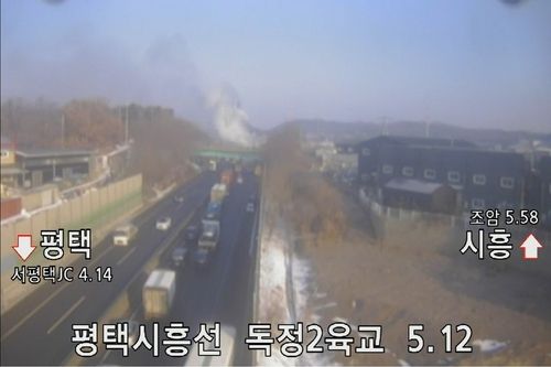 화성 소재 평택시흥고속도로 시흥방향 독정졸음쉼터 인근 카캐리어 화재 현장. 제이서해안고속도로 폐쇄회로(CC)TV 캡처