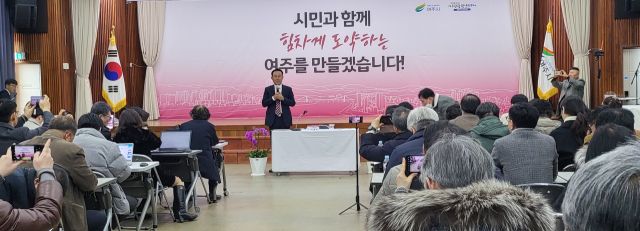 이충우 여주시장이 11일 시청 4층 대회의실에서 열린 ‘출입기자 간담회 정책브리핑’에서 시민과 함께 힘차게 도약하는 여주시를 만들겠다고 밝히고 있다. 유진동기자