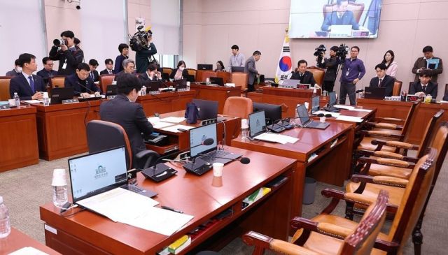 12일 국회 법제사법위원회 전체회의에서 '명태균 특검법'이 야당 단독으로 상정됐다. 이에 반발해 퇴장한 여당 위원들의 자리가 비어 있다. 연합뉴스