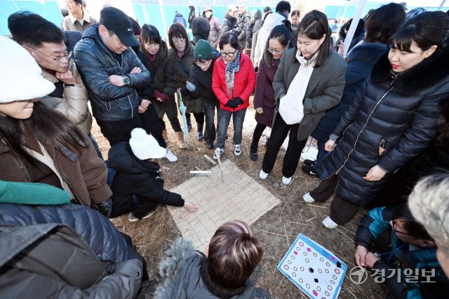 정월대보름인 12일 오후 시흥시청 인근 공터에서 열린 '2025 정월대보름 한마당' 행사에서 시민들이 동대결 윷놀이를 하고 있다. 김시범기자