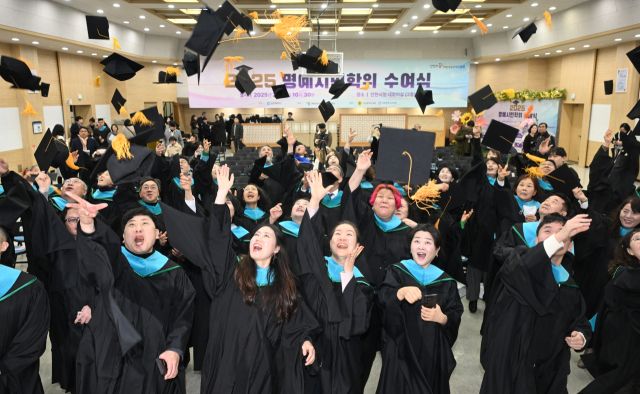 인천시민대학시민라이프칼리지 ‘2025년 명예시민학위 수여식’이 열린 12일 오전 인천시청 대회의실에서 졸업생들이 학사모를 던지며 기념촬영을 하고 있다. 조병석 기자