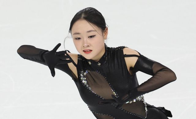 김채연이 12일 하얼빈 헤이룽장 빙상훈련센터 다목적홀에서 열린 제9회 동계아시안게임 피겨 여자 싱글 쇼트프로그램에서 연기를 펼치고 있다.연합뉴스