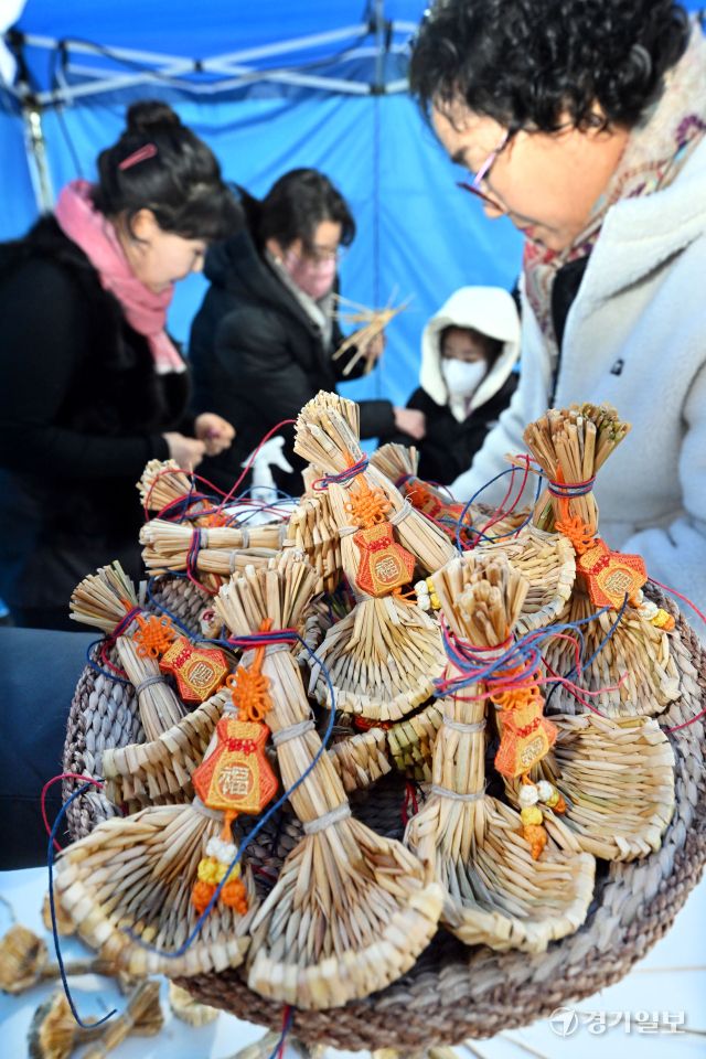 정월대보름인 12일 오후 시흥시청 인근 공터에서 열린 '2025 정월대보름 한마당' 행사에서 시민들이 복조리 만들기 체험을 하고 있다. 김시범기자