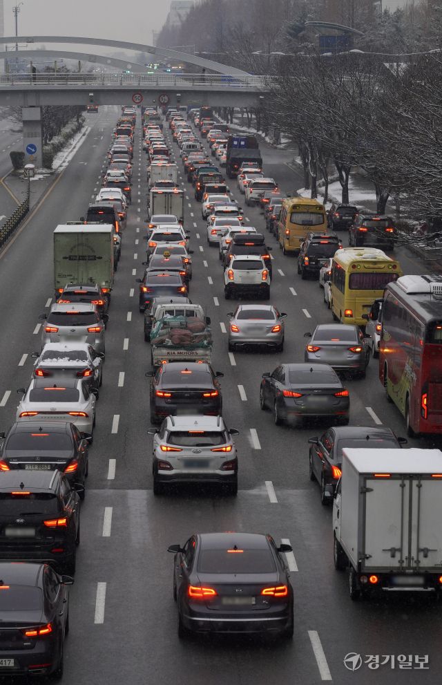 눈으로 인한 출근길 차량 서행 [포토뉴스]
