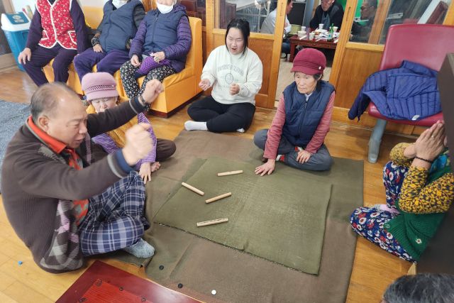 옹진군 자월면 주민연합이 마을회관에서 ‘정월대보름 맞이 척사대회’를 하고 있다. 군 제공