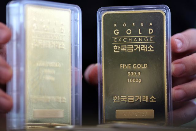 한국금거래소에서 직원이 골드바를 선보이고 있다. 연합뉴스