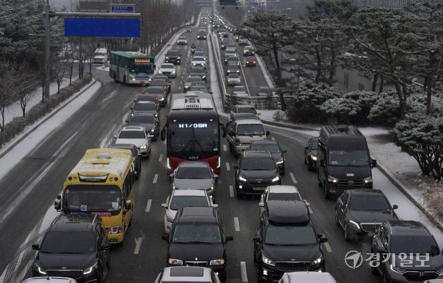 눈으로 인한 출근길 차량 서행 [포토뉴스]
