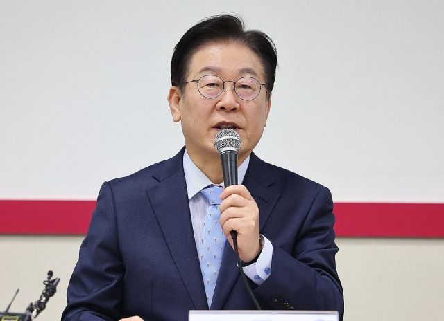 더불어민주당 이재명 대표가 11일 경기 화성시 팔탄면 아비만엔지니어링에서 열린 경영악화 수출기업 애로청취 현장간담회에서 인사말을 하고 있다. 연합뉴스