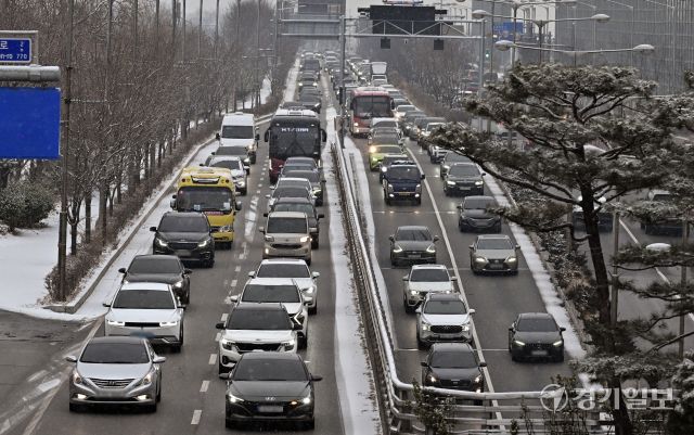 눈으로 인한 출근길 차량 서행 [포토뉴스]