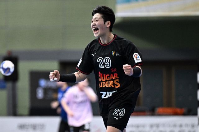 12일 광명시민체육관에서 열린 핸드볼 H리그 여자부 2라운드 경남개발공사전서 6골, 4도움으로 팀 승리를 이끌며 MVP에 선정된 광명 SK 슈가글라이더즈 유소정이 득점 후 환호하고 있다.한국핸드볼연맹 제공